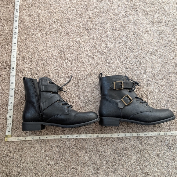 Whitemt. Shoes - Stylish Black Ankle Boots with Buckle Accents